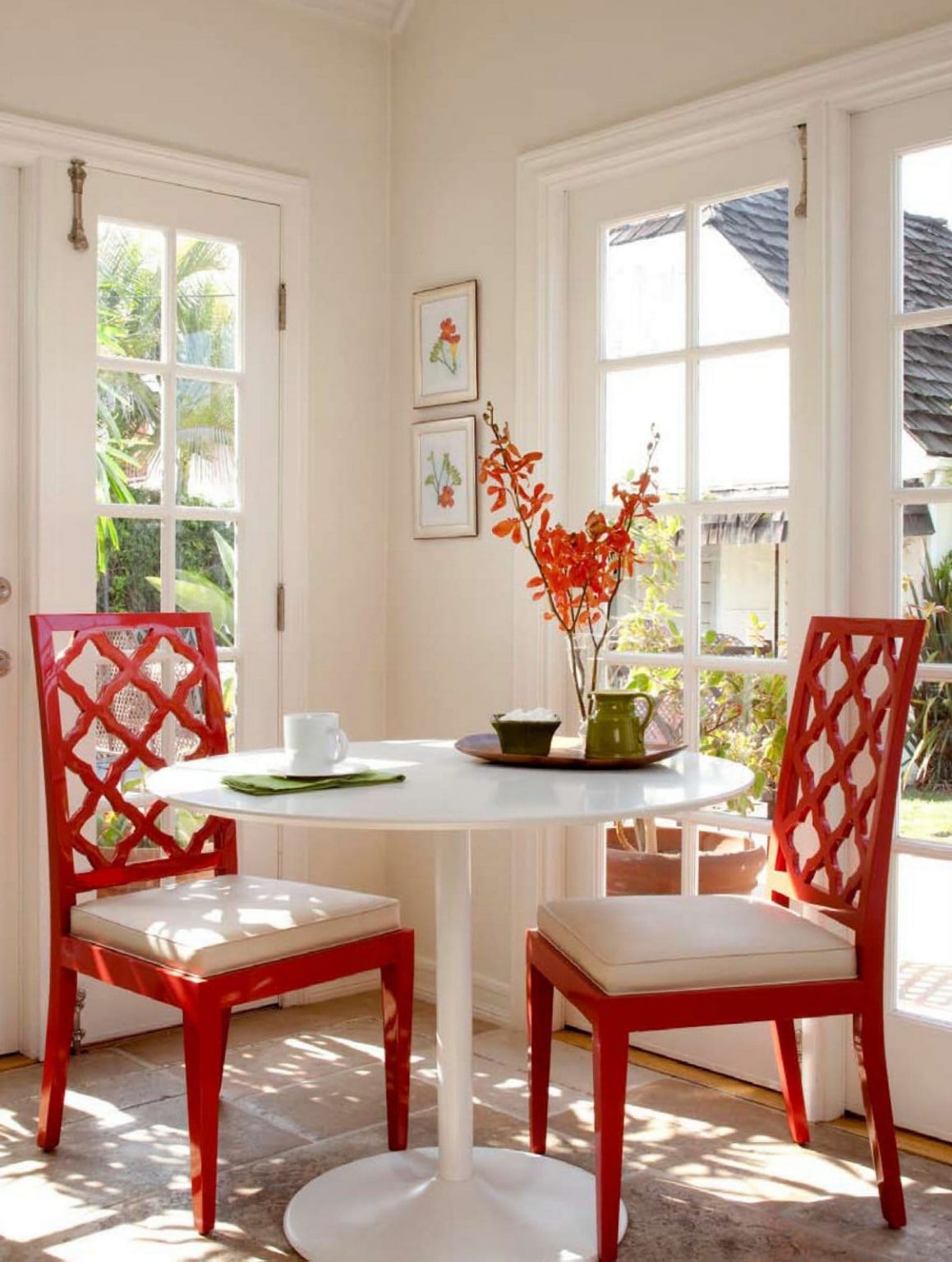 белая кухня с красными стульями